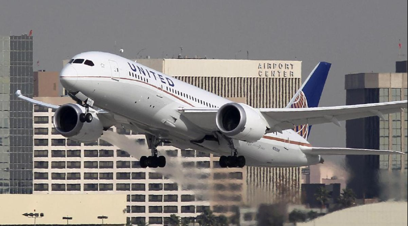 Lagi-lagi Insiden di AS, Sayap United Airlines Terbakar saat Take Off